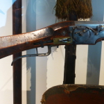 Le musée de l’Armée a le privilège de posséder cette arme d’un intérêt exceptionnel puisqu’elle correspond à une des plus anciennes arquebuses à rouet équipée d’un mécanisme de type français parvenue jusqu’à nous. Elle fut probablement acquise en Espagne par le grand collectionneur Georges Pauilhac, dont la collection est entrée aux Invalides en 1964. Rappelons que sur le « mécanisme à rouet », le feu est provoqué par le frottement d’une roue d’acier (le « rouet ») contre une pyrite de fer maintenue dans les mâchoires du chien.